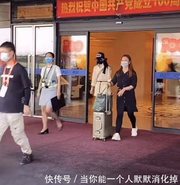 中餐厅5|赵丽颖回归《中餐厅5》，穿衬衫裙现身机场，遮挡严实漫画腿抢镜