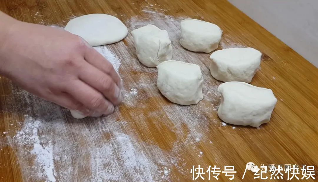 以后鸡蛋饼就这么做,教你简单做法,个个鼓大泡,一次成功不失败