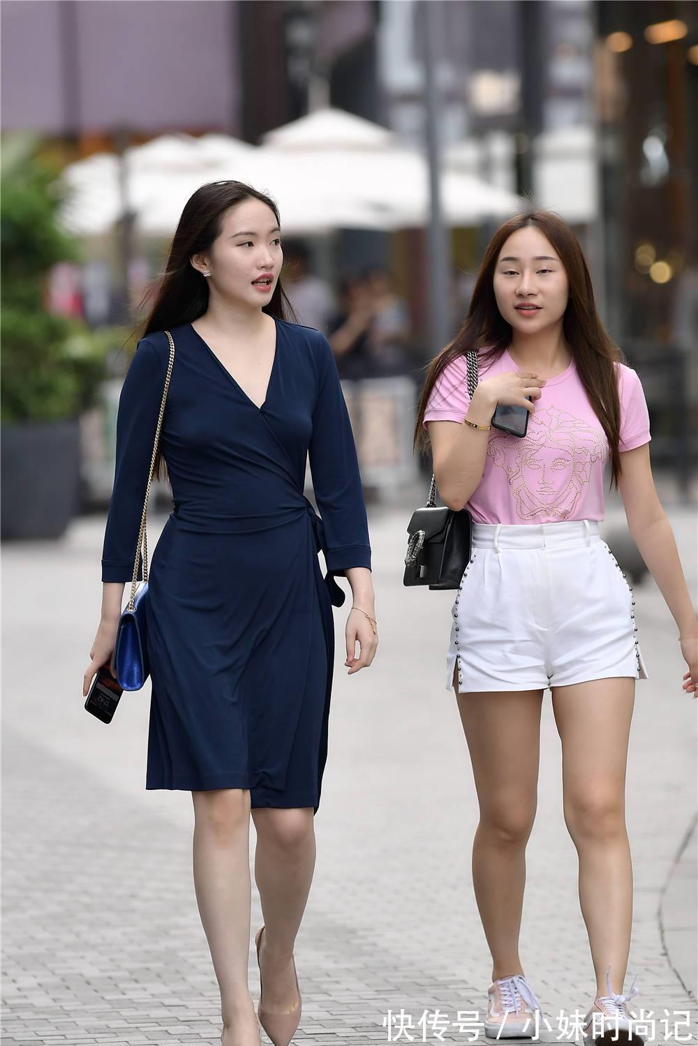 小姐姐|街拍:2闺蜜深蓝色长袖连衣裙,收腰系带设计,配肉色尖头细跟鞋