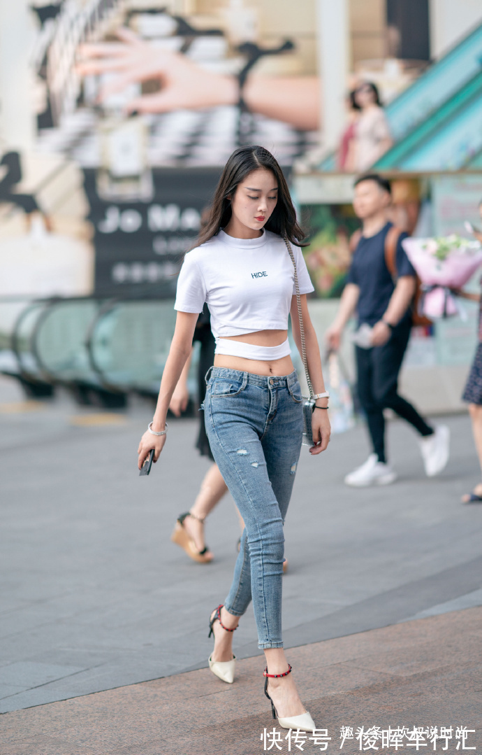 紧身牛仔 想要紧身牛仔穿得有魅力,就要搭配高跟鞋,轻松“胜人一筹”!