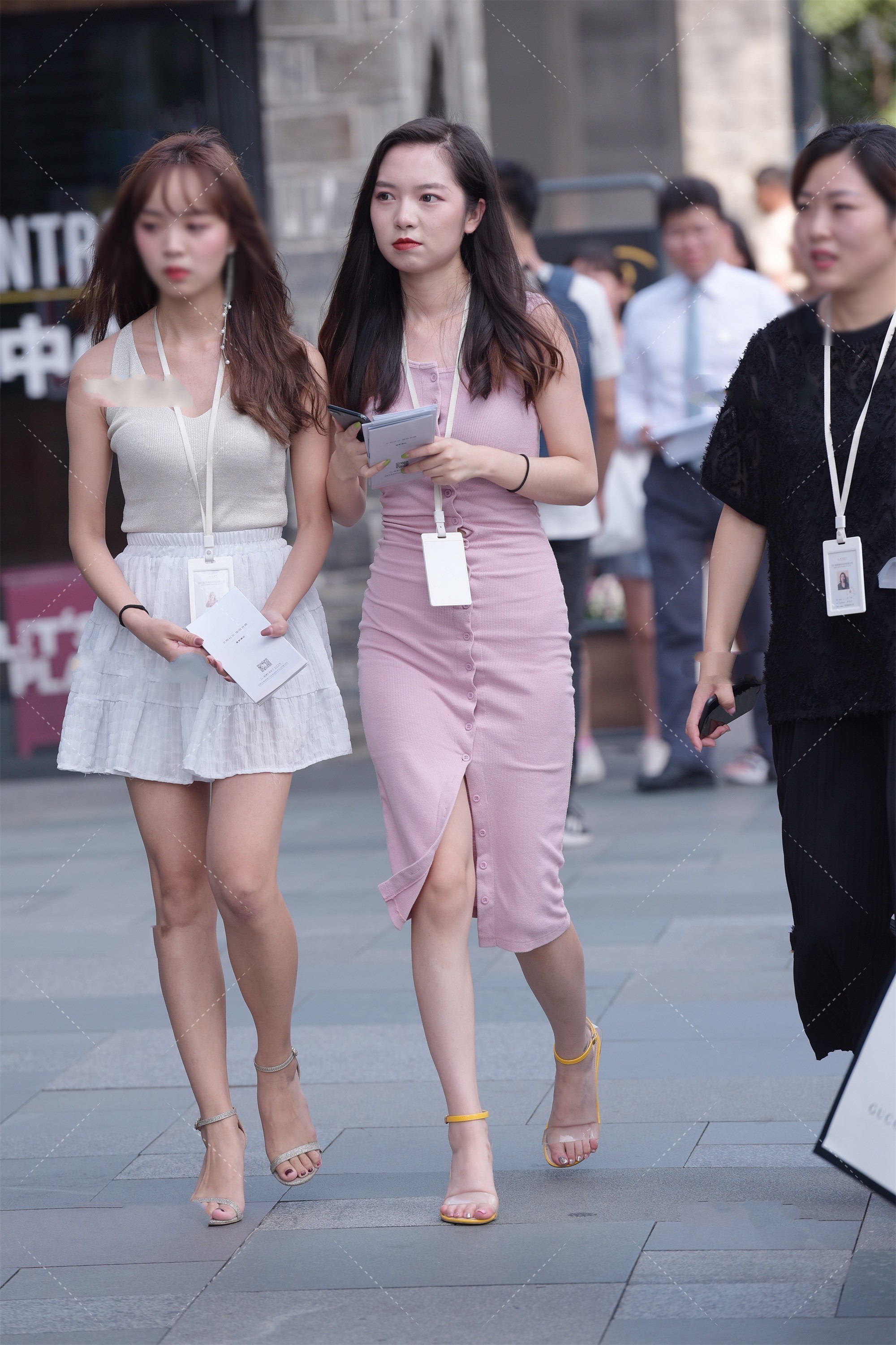 裙摆处|美女街拍:针织连衣裙穿上很有气质,浅粉色的针织连衣裙穿上很温婉