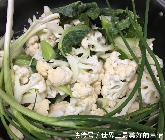 油渣香葱炒花菜，家常小炒，咸香入味