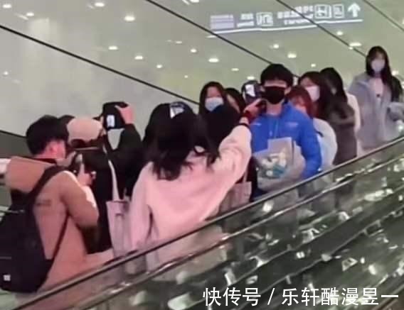 邱贻可|人气旺有烦恼!王楚钦遭疯狂围堵,被女粉丝包围怼脸拍,陈梦隐身