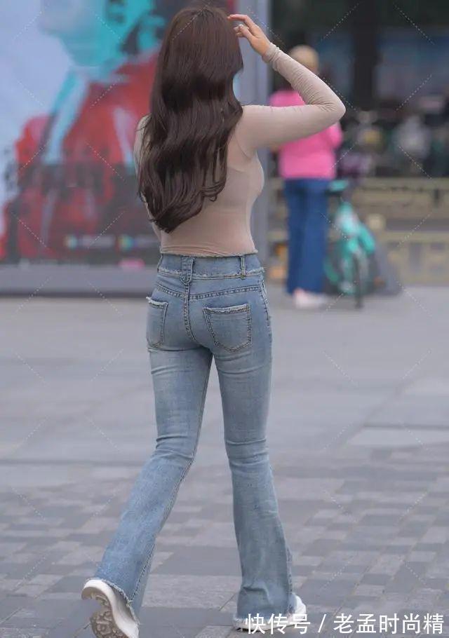 破洞牛仔裤 肉色网纱长袖上衣搭配蓝色牛仔阔腿裤,穿出潇洒,很有女人味