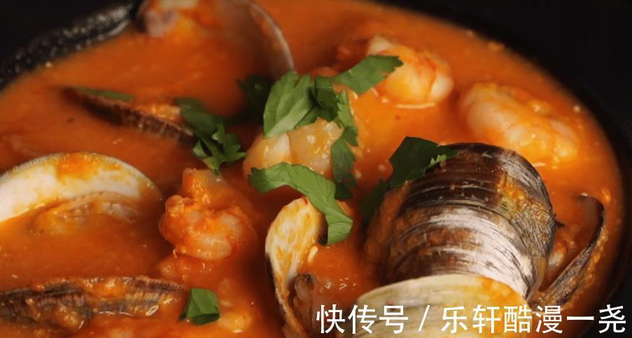 冬天就要来了,一碗美味的蔬菜海鲜浓汤,让你的心灵仿佛被治愈