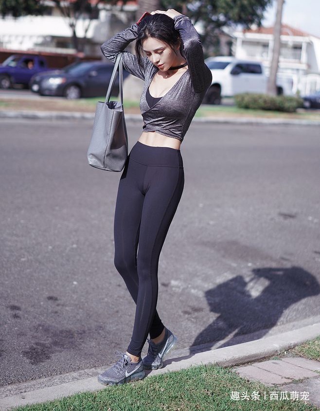 拍打|街拍打底裤美女穿出自信,散发迷人的华丽气息