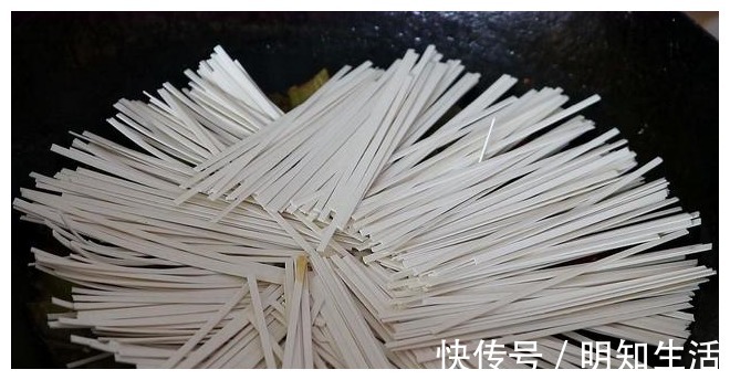做法|教你面条新吃法,教你个神奇做法,我家一周吃6次,出锅流口水了