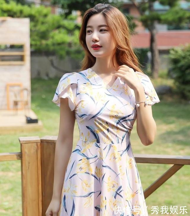 墨镜 美女穿着透明高跟凉鞋,非常有吸引力,走在大街上就是一道风景线