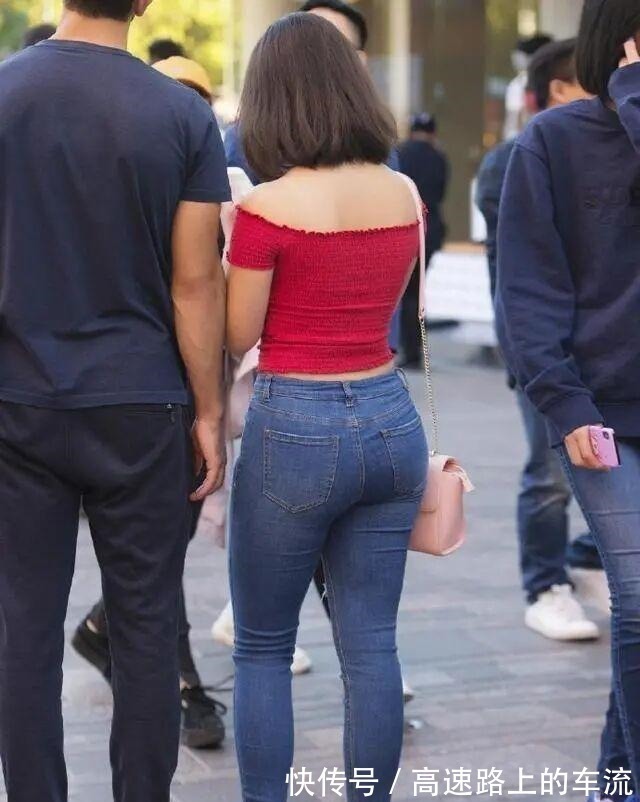 搭配 明亮耀眼的打底裤穿出优雅高级感,承载姑娘姣好的身材,高贵冷艳!