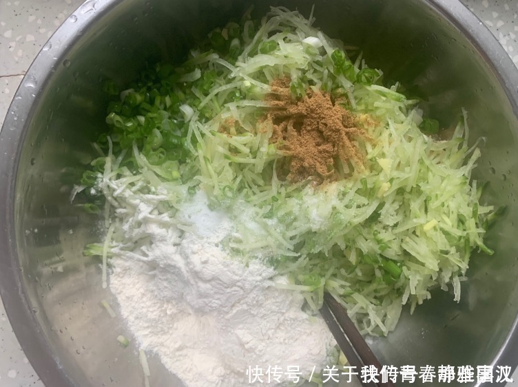 炸萝卜丸子，加面粉还是淀粉？都不对，教你做法，外酥里嫩不回软