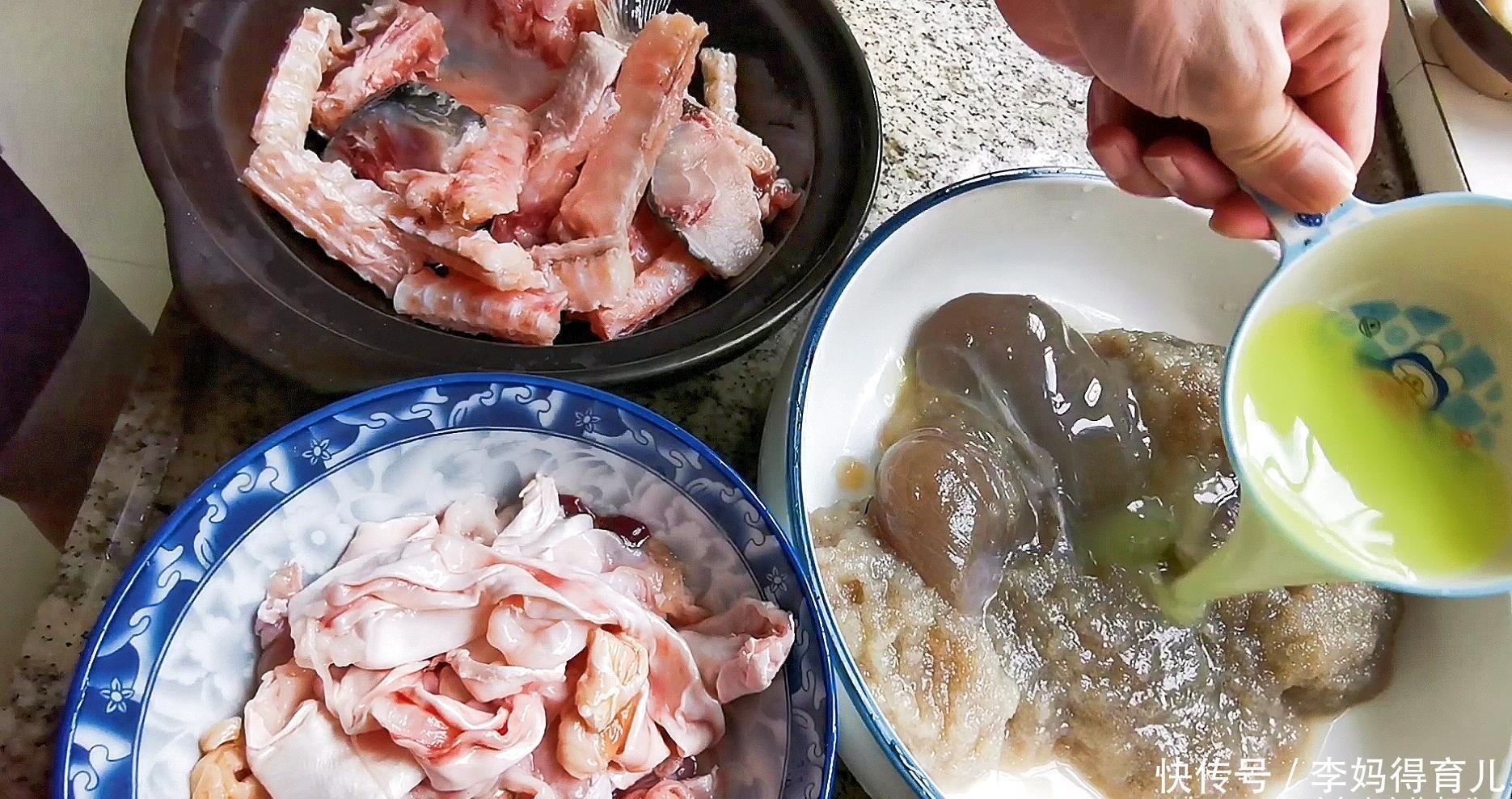 鱼杂火锅的做法,鱼籽入口即化,鱼泡爽滑脆口,味道很正宗