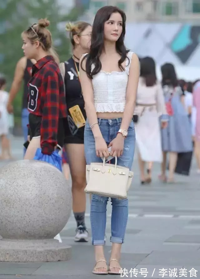 吊带 小姐姐,吊带衫肩带是方形设计,领口处还有花边,非常清新