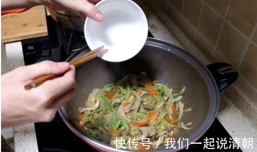 蘑菇|白菜最新做法，不炖豆腐，不凉拌，不放一块肉，比吃肉香，特解馋