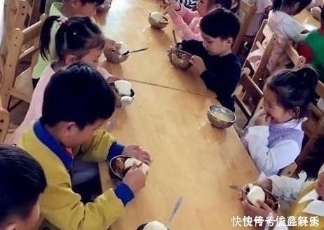 妈妈|妈妈“突袭”贵族幼儿园,看到午餐后气炸,网友最廉价的贵族