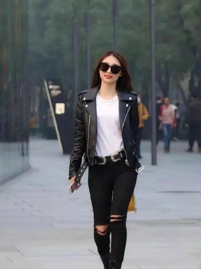 紧身裤 气质魅力美女,身穿蓝色牛仔裤,演绎出美丽的腿线