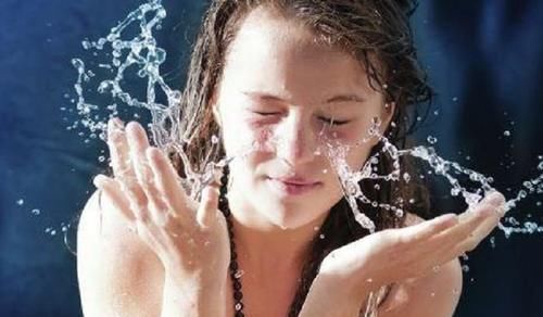 让皮肤变差的3种护肤方式，真的，你还不如只用清水洗脸