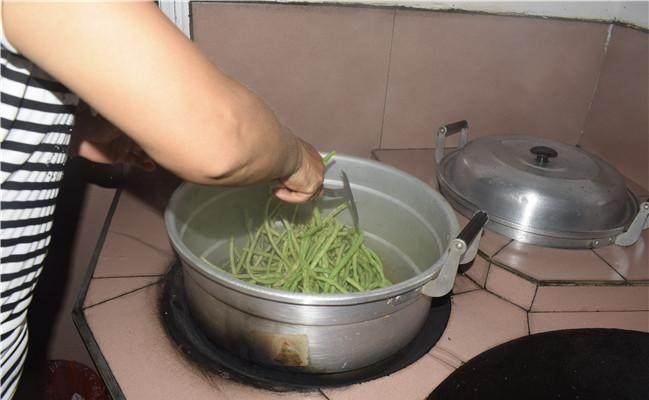 保鲜|农村大妈把几十斤豆角这样做，保鲜三年稀罕土物比牛羊肉珍贵