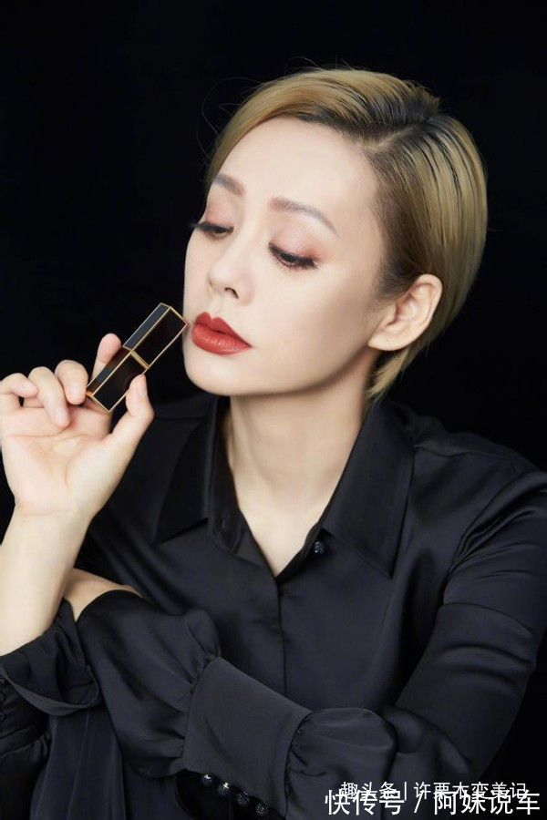 小仙女们 女人涂口红时,这3个“坏习惯”不改,口红再贵还是会掉色沾杯