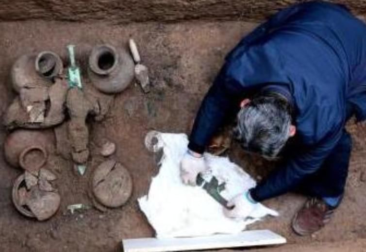 出土|几平方大的“厕所墓”,却挖出无数珍宝,专家猜测:墓主是盗墓贼