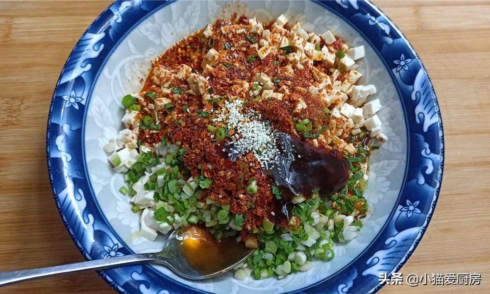 第一次用豆腐做包子,皮薄馅大香辣味美,比肉馅还香,好吃过瘾