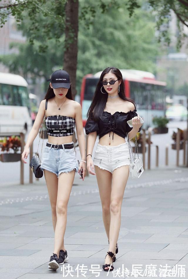 小蛮腰|与闺蜜逛街怎么穿搭？抹胸短袖+牛仔短裤，让小姐姐拥有C位