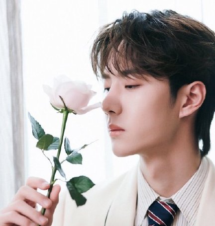 男星们的制服照 金路云 满屏腿 王一博像个绅士 任嘉伦画风奇怪 快资讯