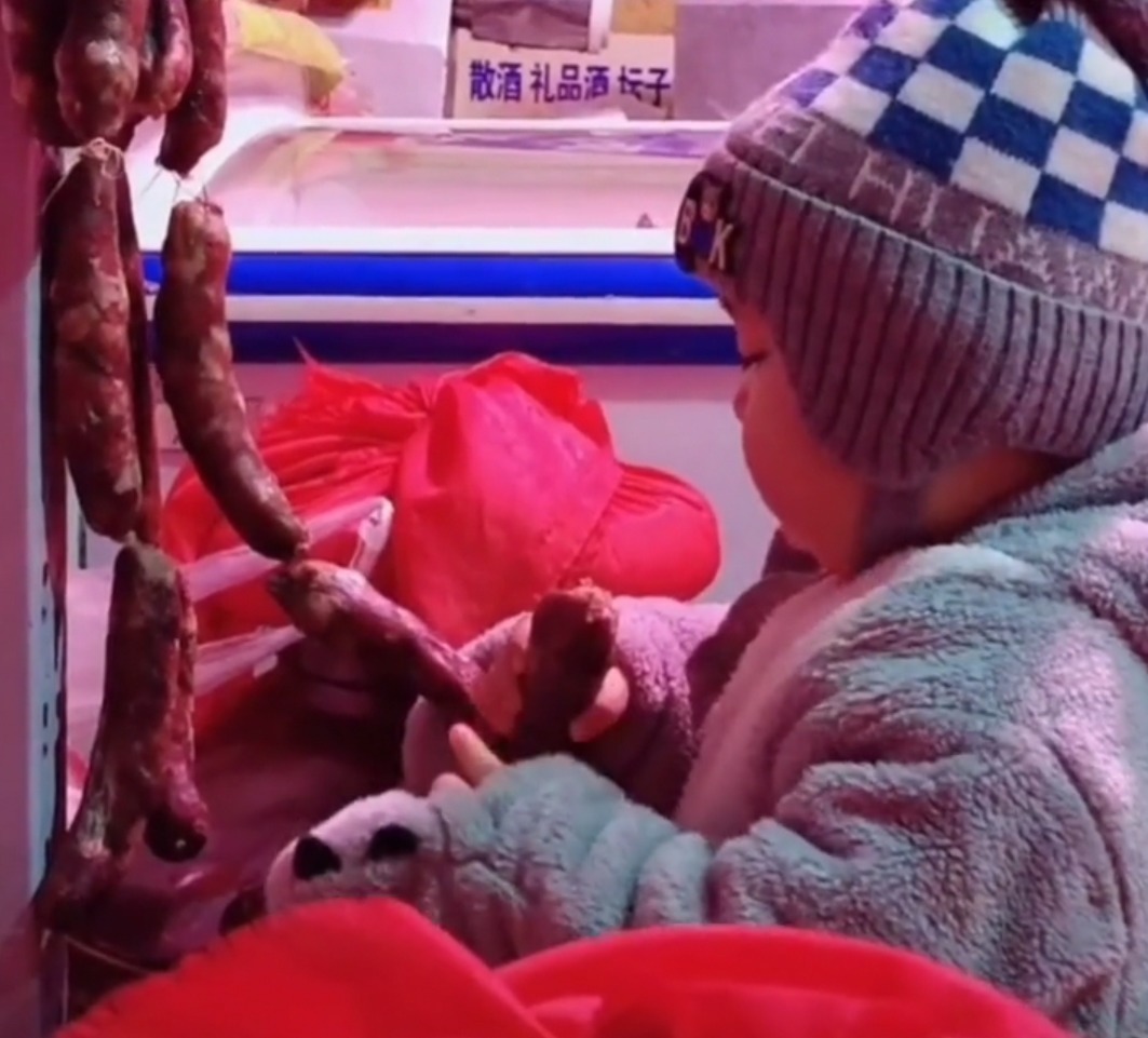 家长|“贪吃宝宝”走红,菜市场偷啃猪头肉和腊肠,老板看见却笑得不行