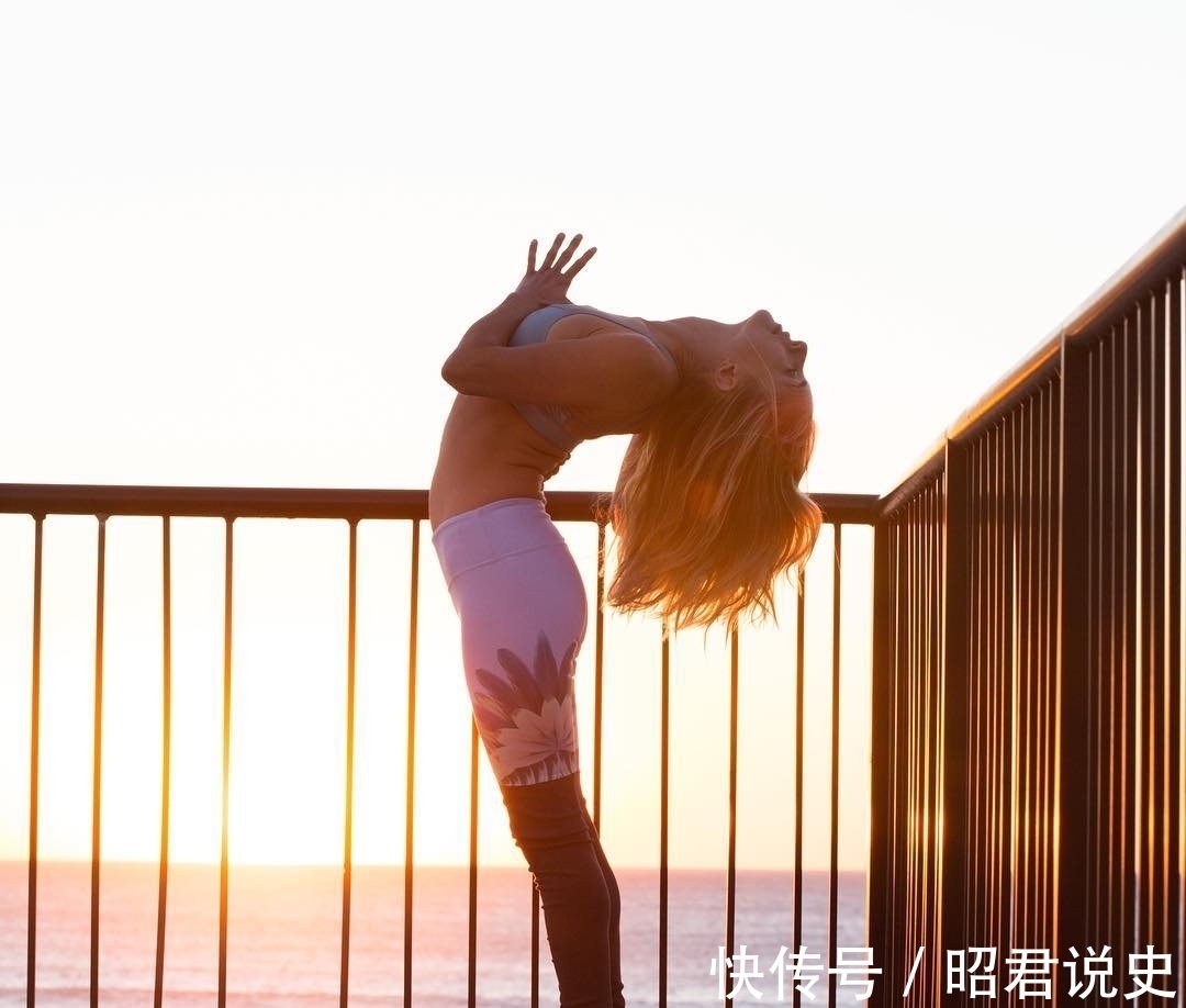 模特|每天练一练这套瑜伽动作，胖子也瘦下来，打造维密超模身材不是梦