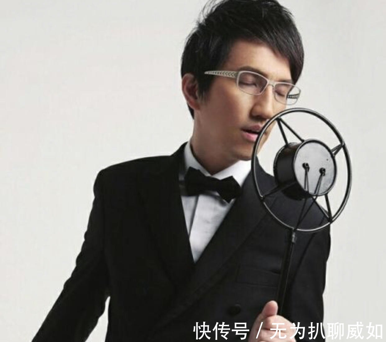 从2米高台摔落仍坚持录节目，这么卖命是敬业，还是为还风流债？