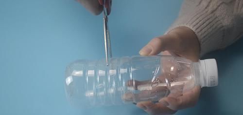 卫生间|塑料瓶上穿一根绳子,放在卫生间一年省下不少钱,早点知道就好了