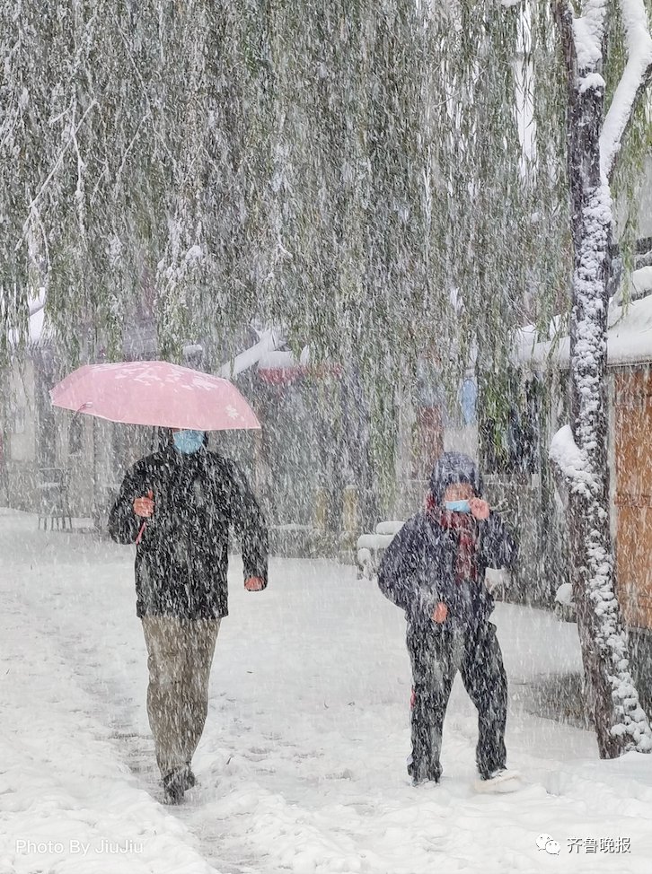 多云|济南已达暴雪！绕城高速关闭，多路公交停运，景区临时闭园，外卖小哥走着送餐...