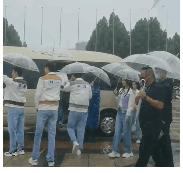 《跑男黄河篇2》路透，3位女嘉宾皆是双马尾，风格却大不一样