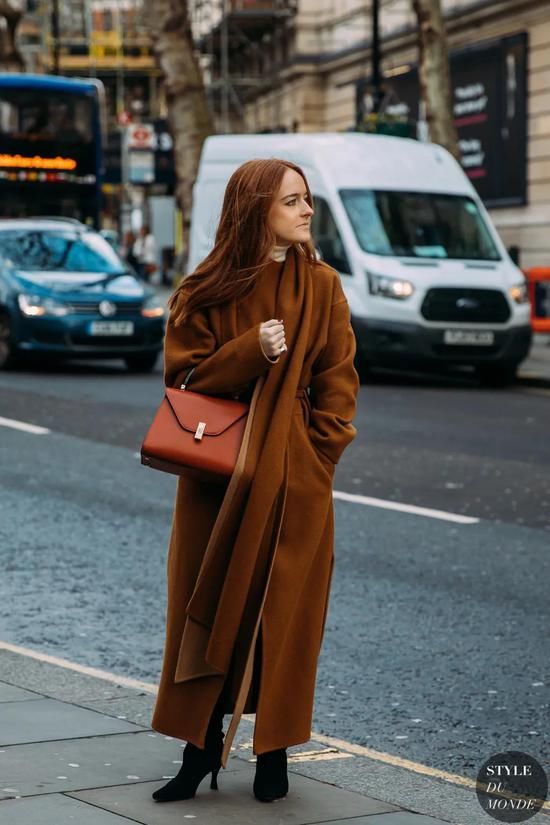 大衣搭配靴子 才能穿得精彩