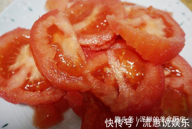 2个西红柿,1把金针菇,简单一炒,5分钟出锅,酸甜脆爽好下饭