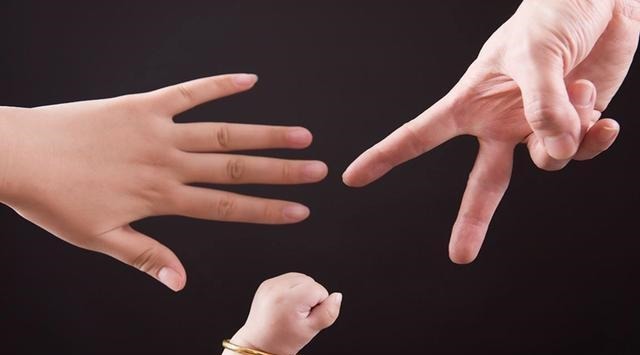 婴儿|孩子聪明不聪明,看看小手就知道,智商的高低手掌上就有信号