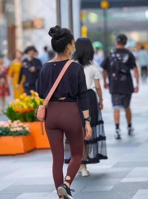 高跟鞋 蓝色经典长袖搭配白色直筒打底裤,满足你的身材,特别好看