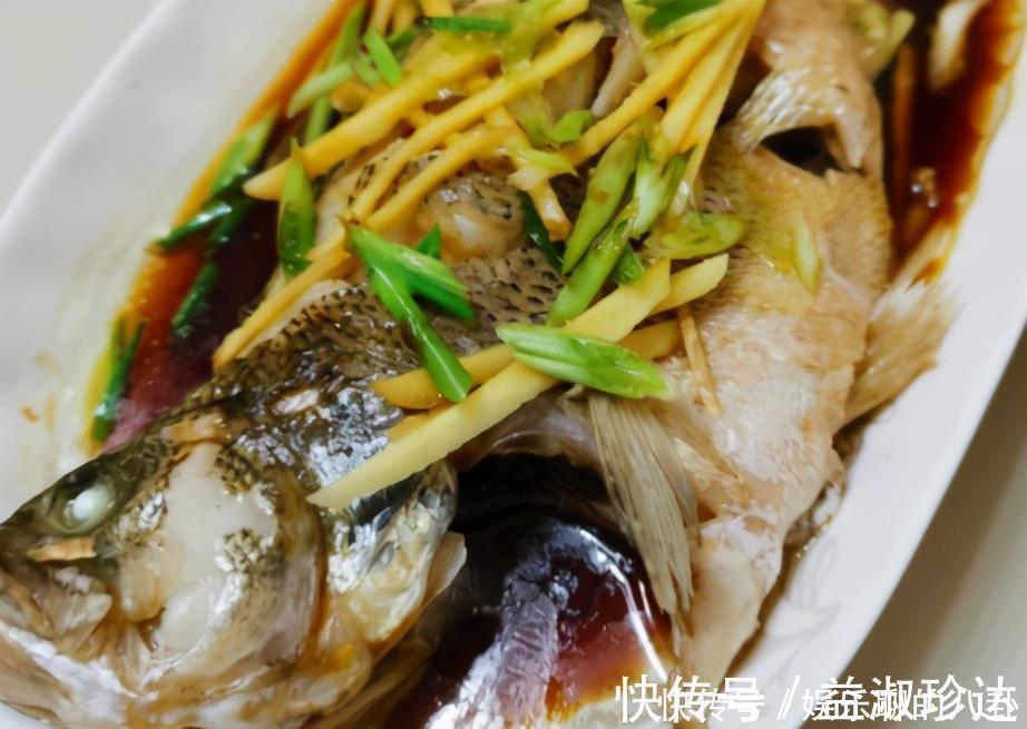 蒸鲈鱼|清蒸鲈鱼,放盐和料酒就错了,学会3个技巧,鱼肉鲜嫩不腥也不柴