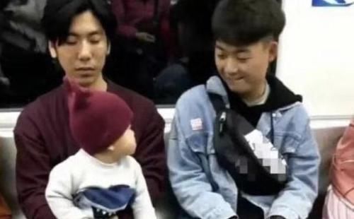 宝爸|“花痴宝宝”地铁上'狂撩'邻座小哥哥,宝爸傲娇:难道我不帅?