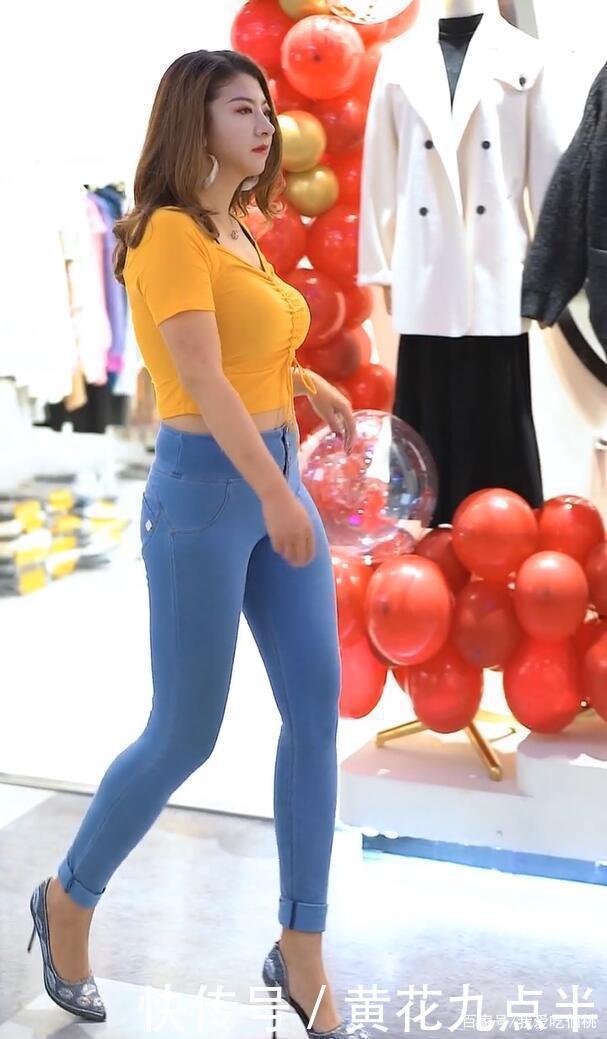 黄色百褶上衣,配蓝色牛仔裤,成街上最美风景
