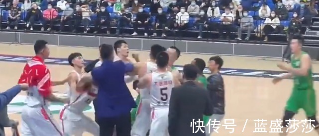 cb好脾气的韩德君为何引爆冲突细节被肘出血,与威姆斯挥拳相向!