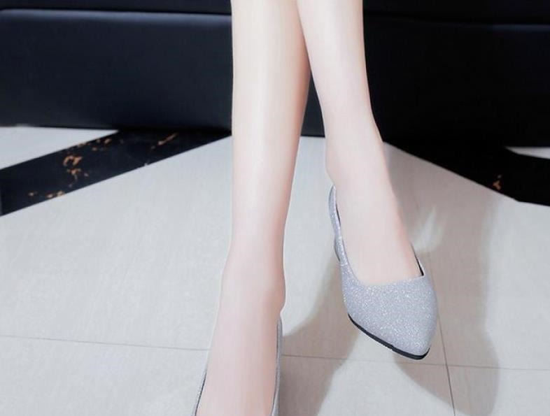 细跟 露趾细跟高跟鞋,凸显柔美风情,不经意间流露文雅范儿