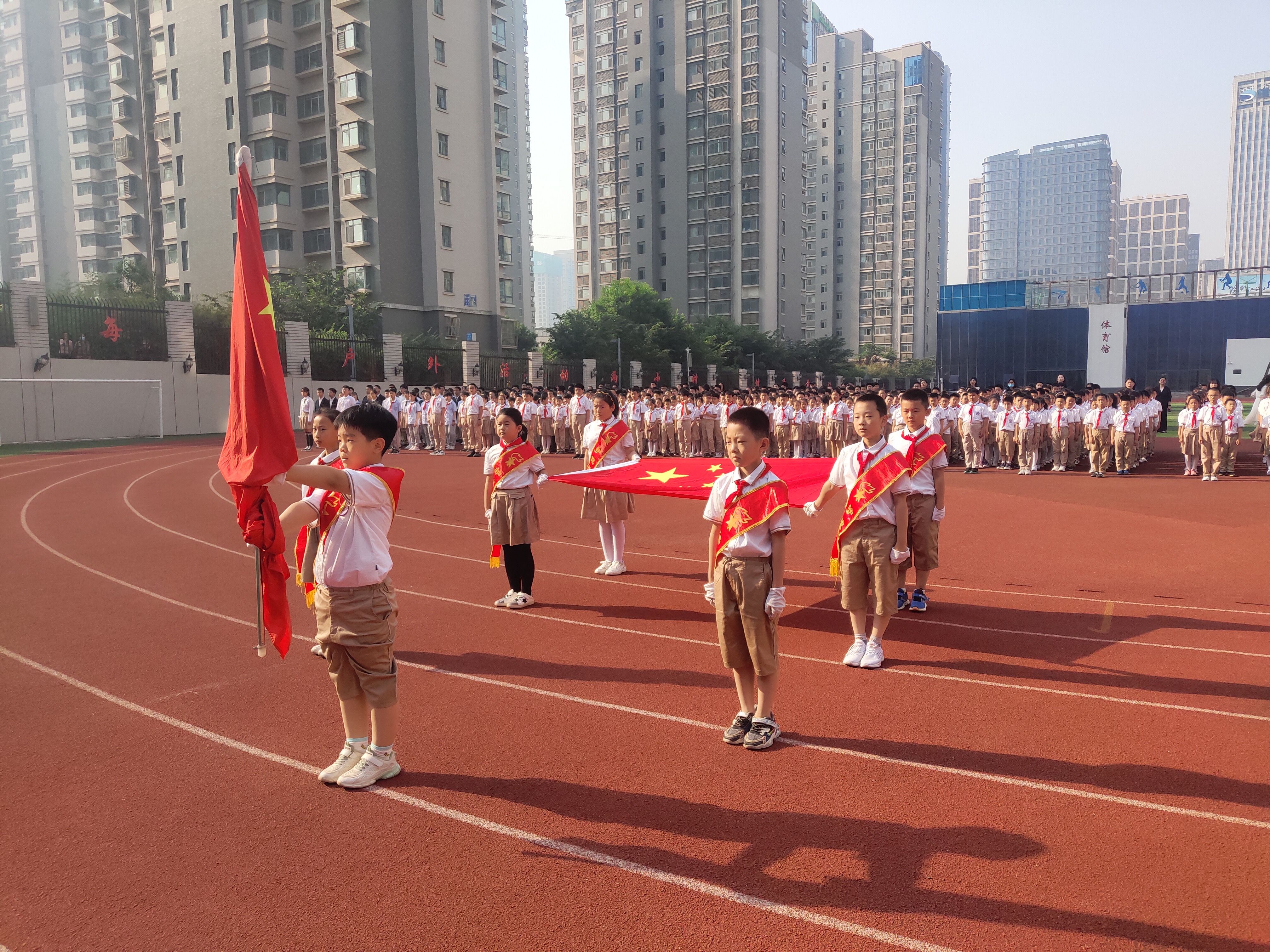 红领巾|伯乐实验学校举行“红领巾心向党，我们在阳光下成长”主题升旗仪式