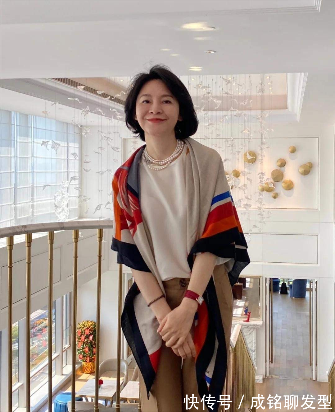 装扮|这才是50岁女士该有的装扮,自然真实不装嫩,精致优雅又有女人味