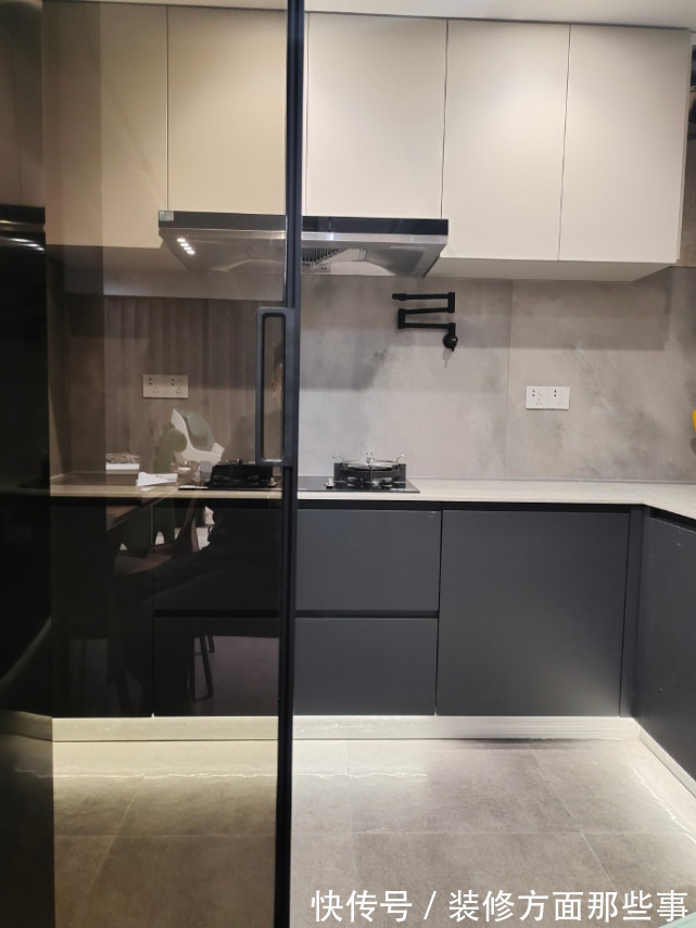 爱格|115平现代简约风,灰色影视墙是格栅和木饰面的结合