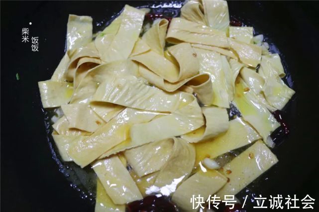 好吃|炒芹菜,别直接下锅,多这一步,芹菜清香又脆嫩,素炒也好吃