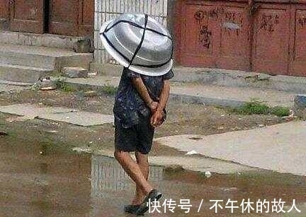|搞笑图片幽默段子笑话:兄弟你头上戴个钢盆是来挡雨么?哈哈