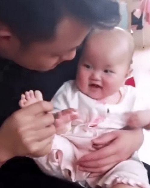 爸爸|爸爸啃宝宝脚丫子,孩子嫌弃表情让人笑喷,网友绝对是真爱