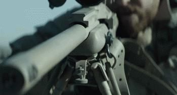 打成|一枪爆头！他是美国第一狙王，狙杀255人，却被老兵从背后打成筛子