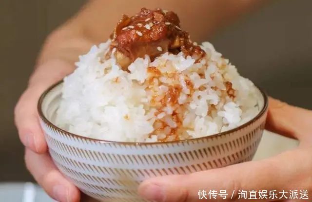 香甜|煮米饭只会放清水可不行,学会这一招,米饭香甜又松软!