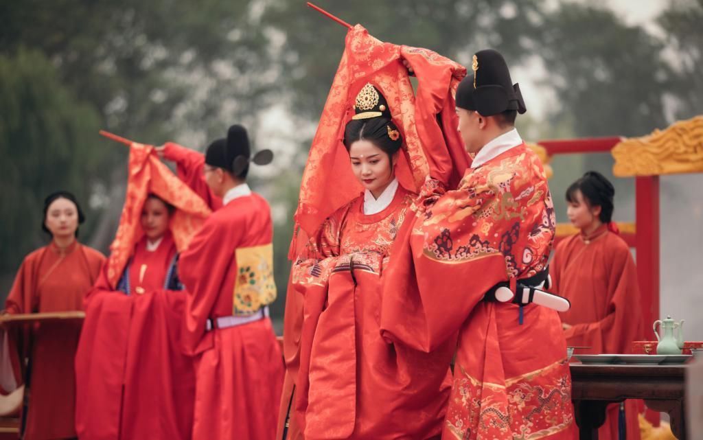 中国女孩的嫁衣，不该只是西方的婚纱，更应该是传统的凤冠霞帔！